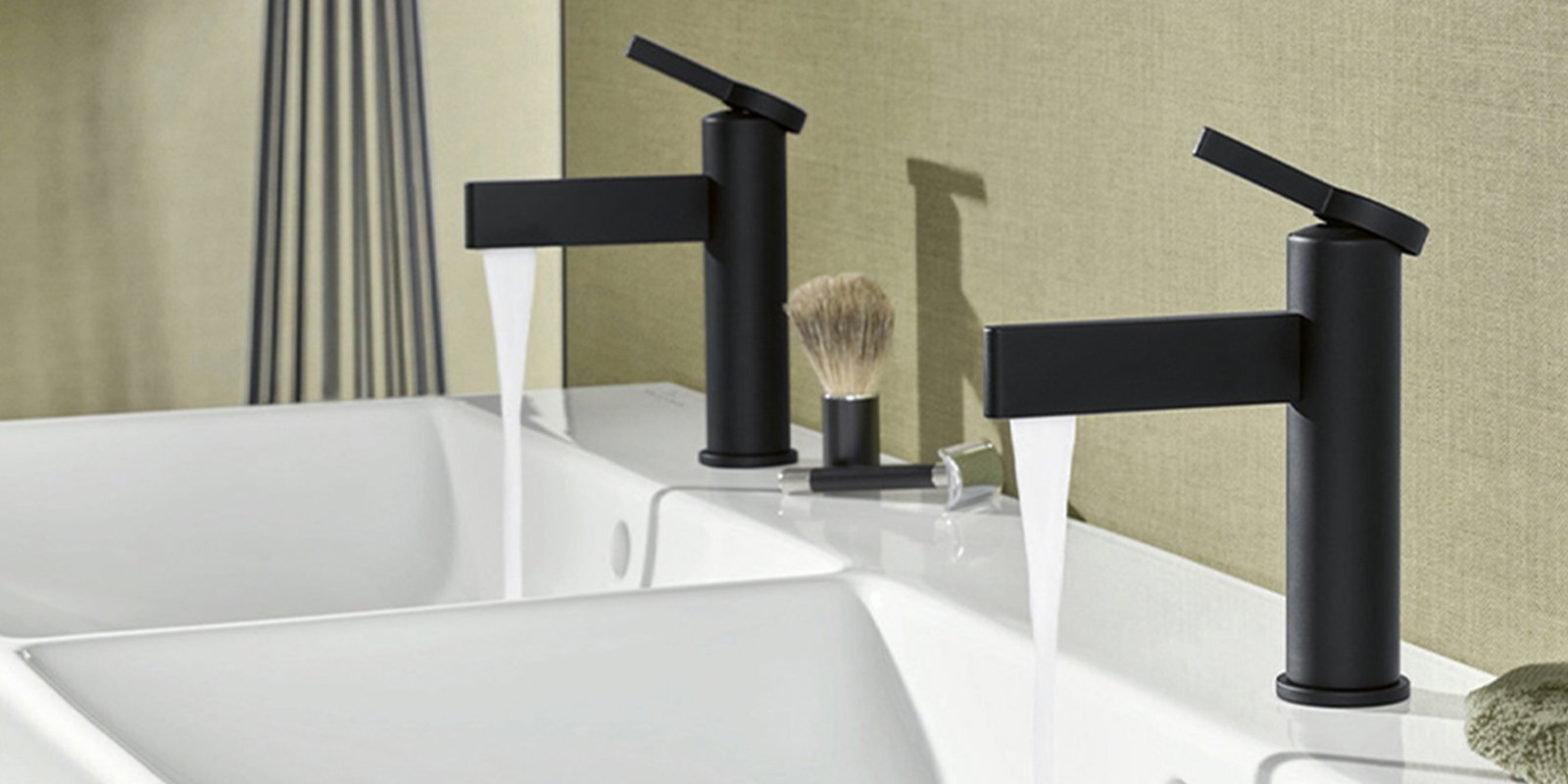 Ein Doppelwaschbecken mit Schwarzen Armaturen