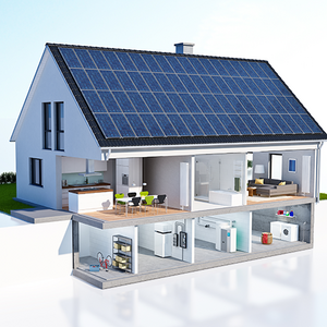 Ein modernes Haus mit Solarpanelen auf dem Dach, das eine offene Wohnfläche und eine gut ausgestattete Küche zeigt.