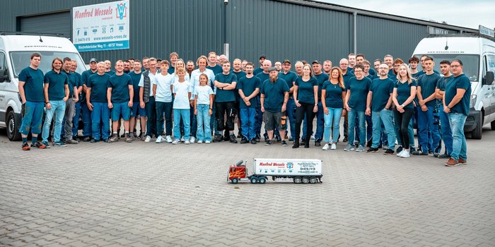 Gruppenfoto mit allen Mitarbeitern der Firma Manfred Wessels